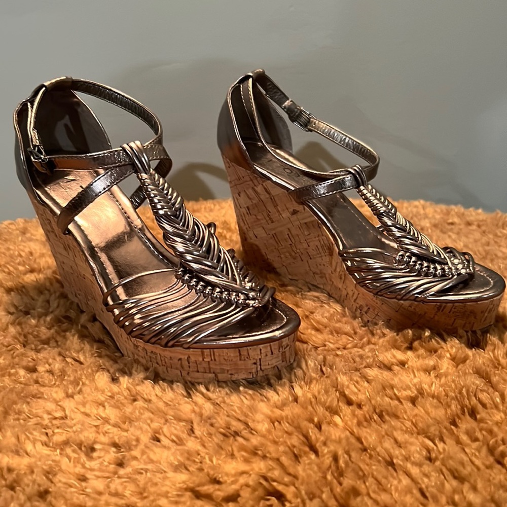 Women’s metallic platform sandal.